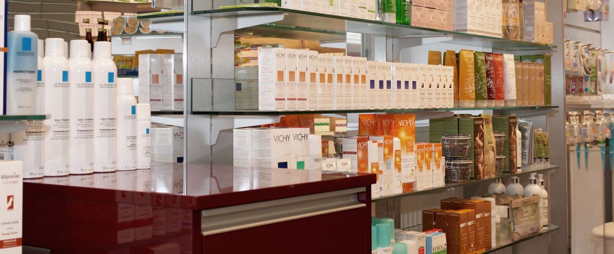 Blick auf die verfügbaren Caudalie-Produkte in der Apotheke am Oberen Markt