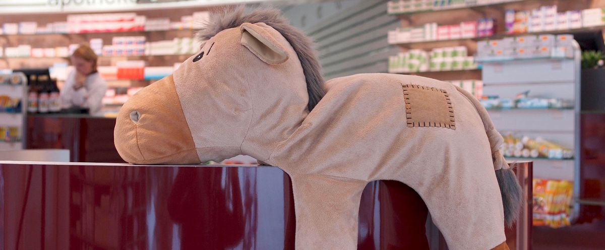 Das Kuscheltier in der Apotheke am Oberen Markt ist für die Kleinsten da!