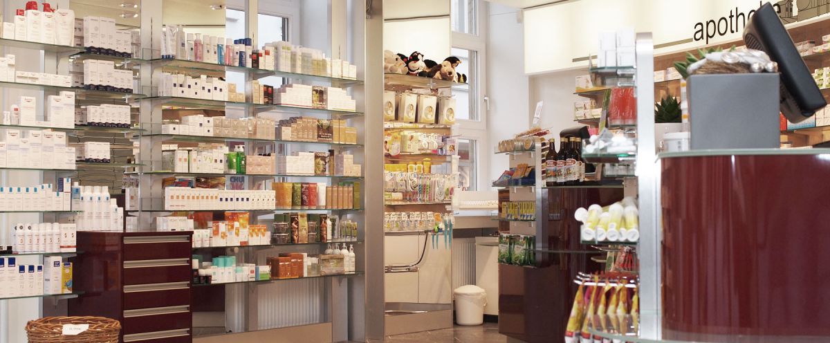 Innenansicht der Apotheke am Oberen Markt mit Blick auf die Kosmetikregale